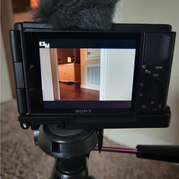 Sony ZV-1 Camera- Great for pictures, vlogging, etc. - Picture 4 of 5